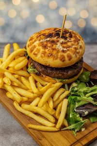 Hamburger de taureau et frites - Restaurant - Bon Séjour - Camping - Le Grau-Du-Roi - Camargue - Mobil-home - Emplacements - Tentes - Camping-car - Familial